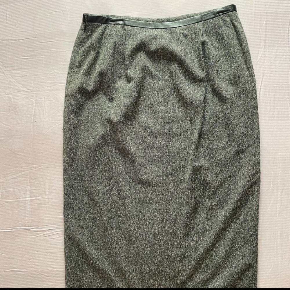 Dark gray Woven Dana Buchman skirt with faux leather looking accounts si…